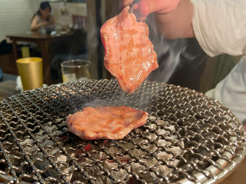 大阪市住吉区我孫子の焼肉ハヌルの特製塩タンを焼いてる画像