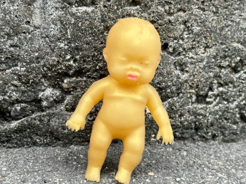 住吉区大領の道のすみっこにおった赤ちゃんの人形