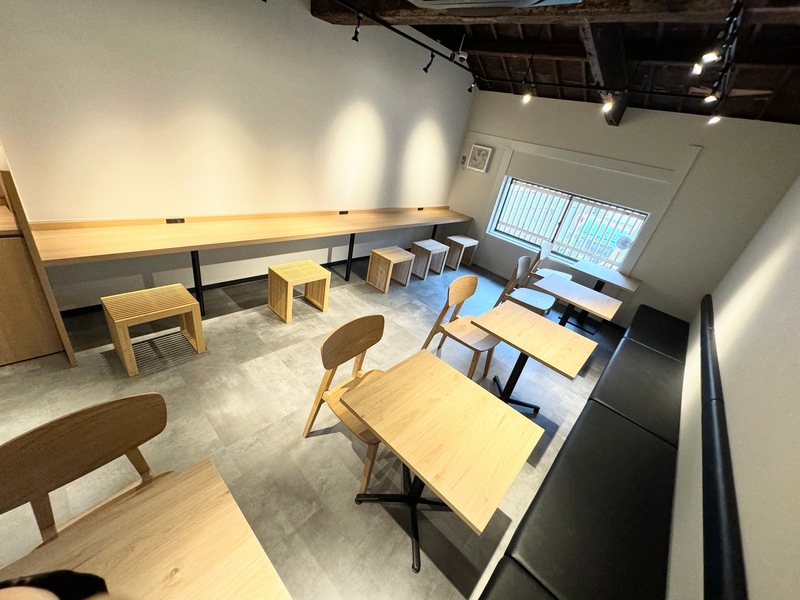 住吉区長峡町のカフェ「SRM Coffee No,2」の2階店内画像