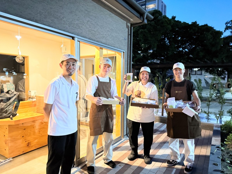 住吉公園汐かけ横丁にオープンする「菓匠 FUKUROU (ふくろう)」のスタッフさん