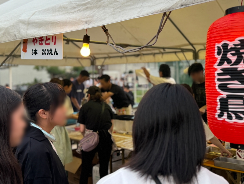 住吉区苅田北「苅北ほほえみ盆踊り大会」の焼き鳥の屋台