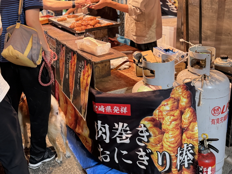 生根神社　だいがく祭で出ていた肉巻きおにぎり棒の屋台