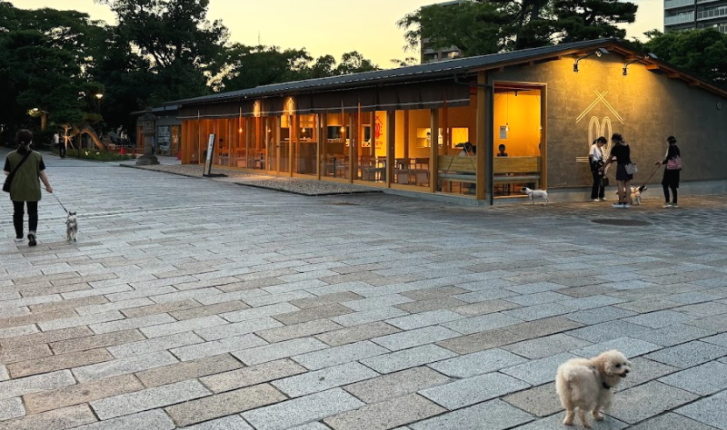 住吉公園、汐かけ横丁を散歩している犬