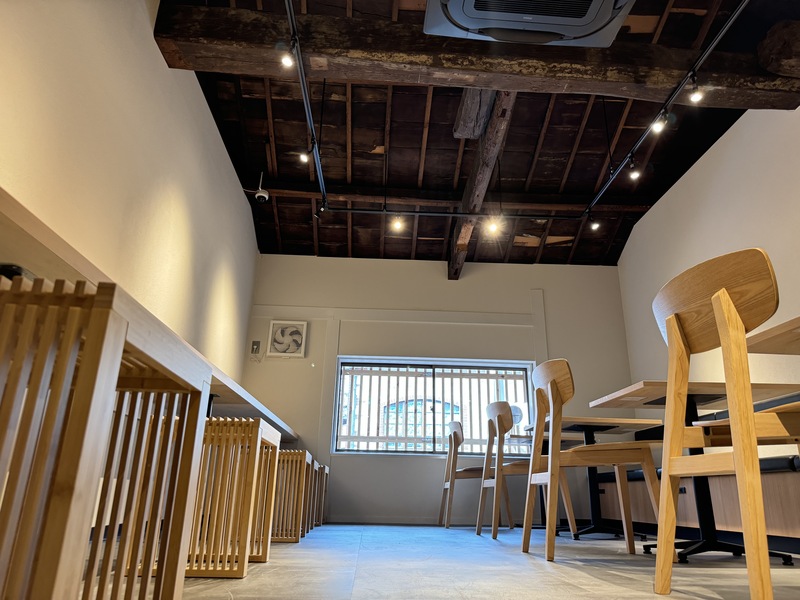 住吉区長峡町のカフェ「SRM Coffee No,2」の2階店内画像