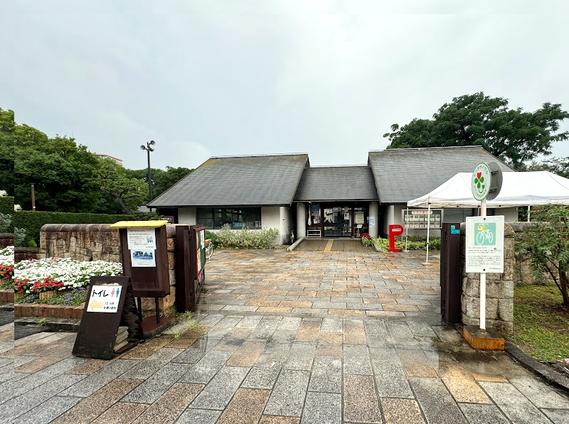 住吉公園のお団子カフェ「兎茶や」の前にある公園事務所