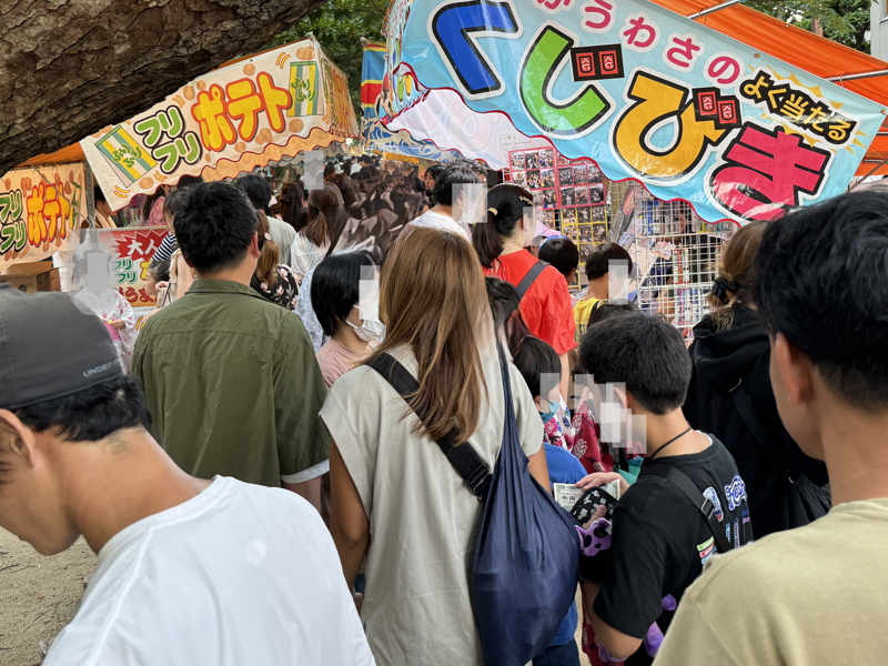 東住吉区山坂神社　夏祭の屋台で賑わう様子