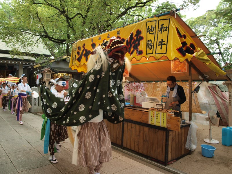 山坂神社夏祭りの獅子舞の巡行