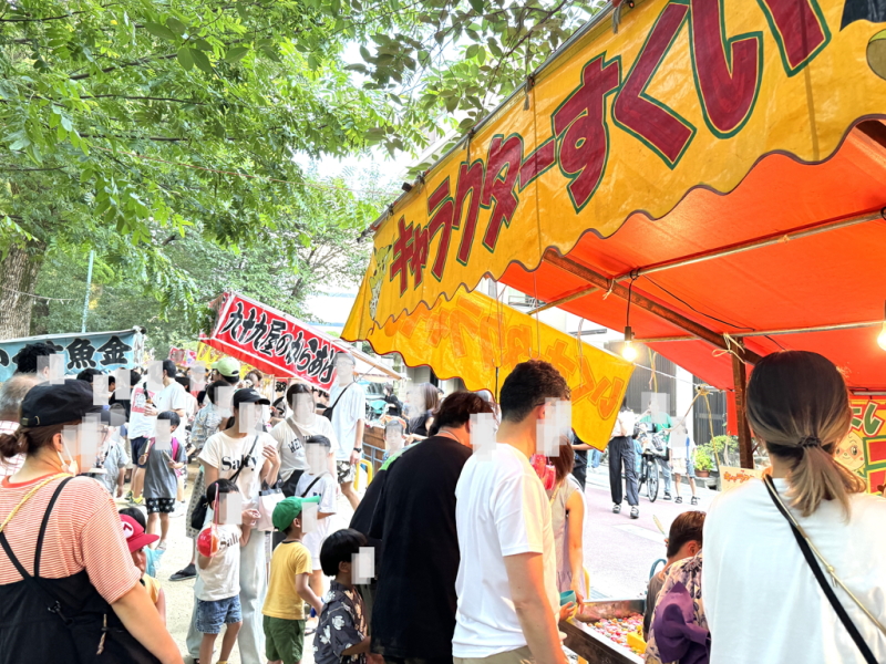 東住吉区山坂神社　夏祭の屋台で賑わう様子