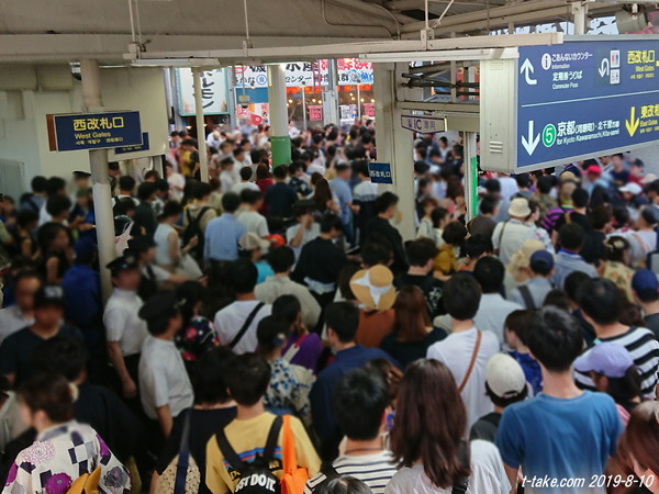 浪速淀川花火大会　阪急駅の混雑の様子