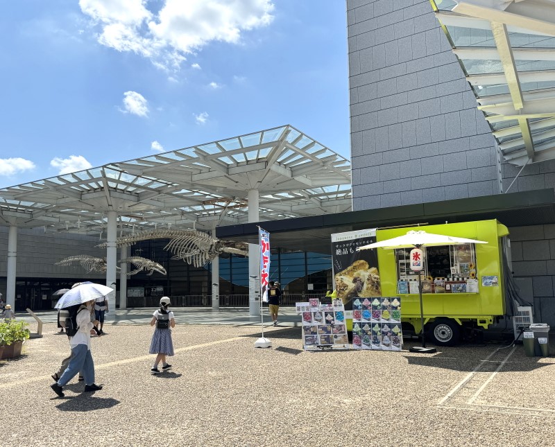 長居自然史博物館前のキッチンカー