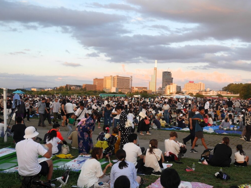 水都くわらんか花火大会の人出画像