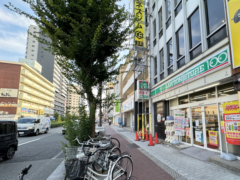 一時閉店するローソンストア100 長居駅前店の左隣