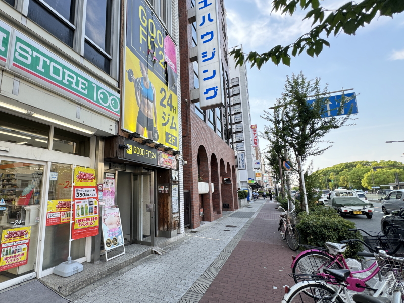 一時閉店するローソンストア100 長居駅前店の右隣