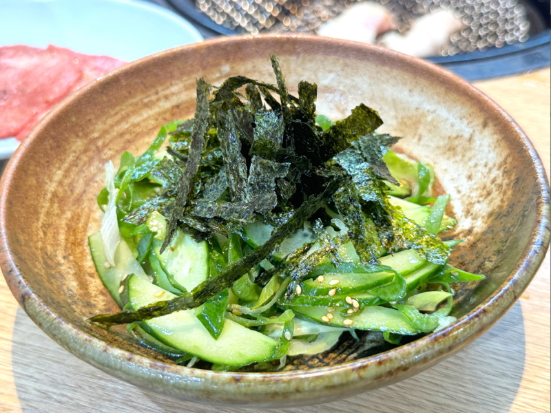 京もつ鍋ホルモン朱々 長居店の九条ネギときゅうりのナムル