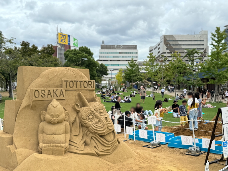 芝生広場の砂像と砂山遊び