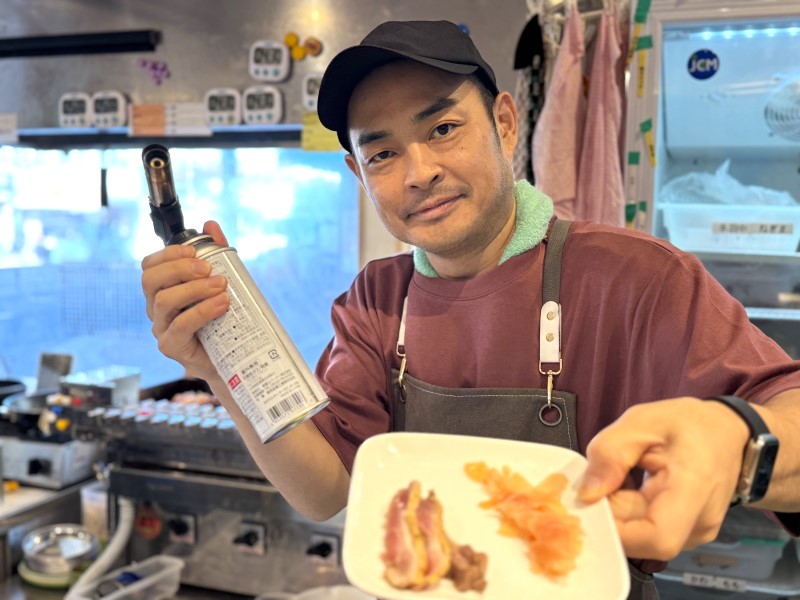 「黄金鶏 長居店」の赤鶏のレア炙り焼きと鶏の生ハム