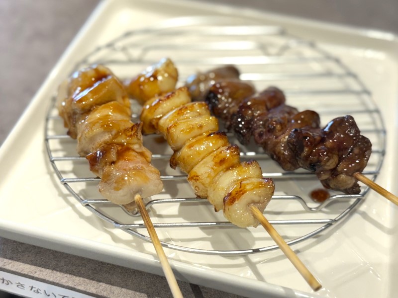 黄金鶏長居店の焼き鳥、もも・ハツ・ぼんじり