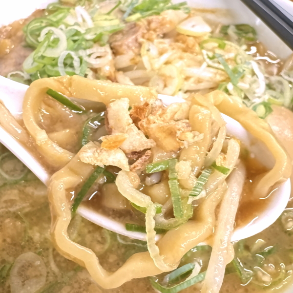 フライドオニオンをのせた「ラーメンが好きです長居店」の定番ラーメン