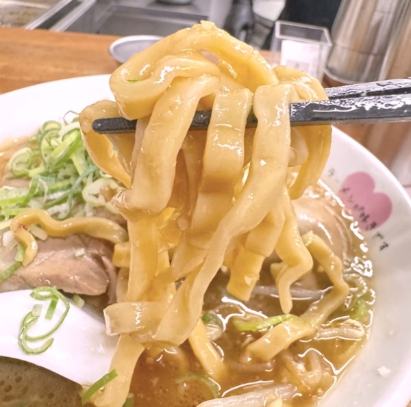 「ラーメンが好きです長居店」の定番ラーメンの麺