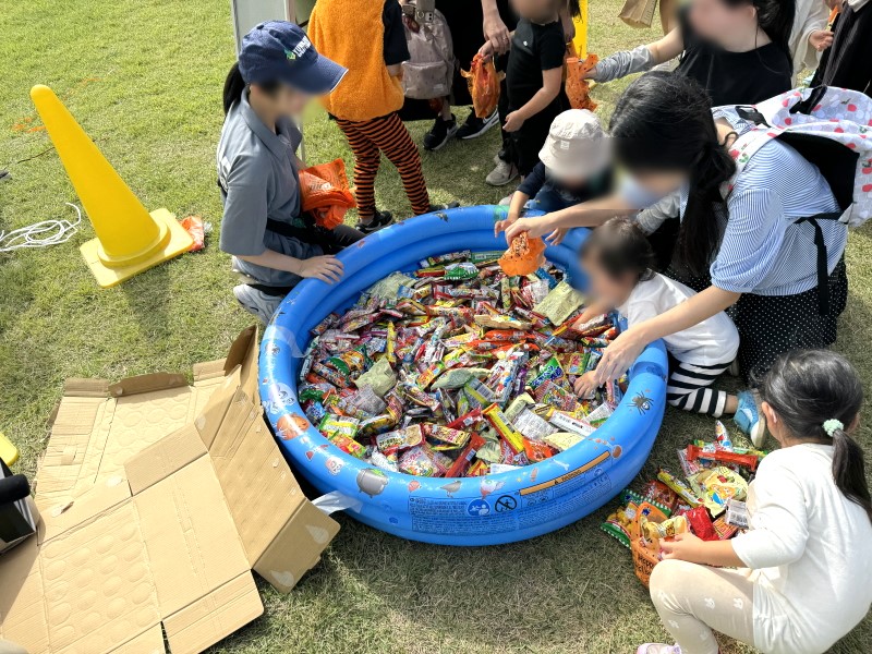 長居公園「NAGAIハロウィンパーティ2024」お菓子のつかみ取り