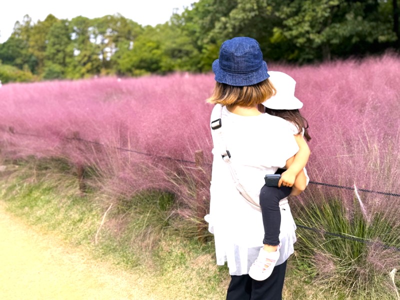 長居公園「グラスフェア」のカピラリスを鑑賞している親子