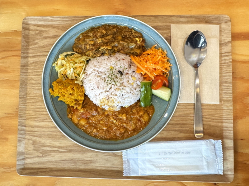 汐かけ横丁「めばえキッチン」2つの味が楽しめる「あいがけカレー」