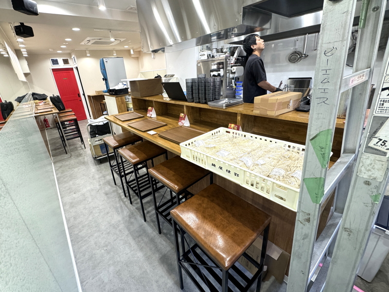 長居にグランドオープンするえびそば屋の店内