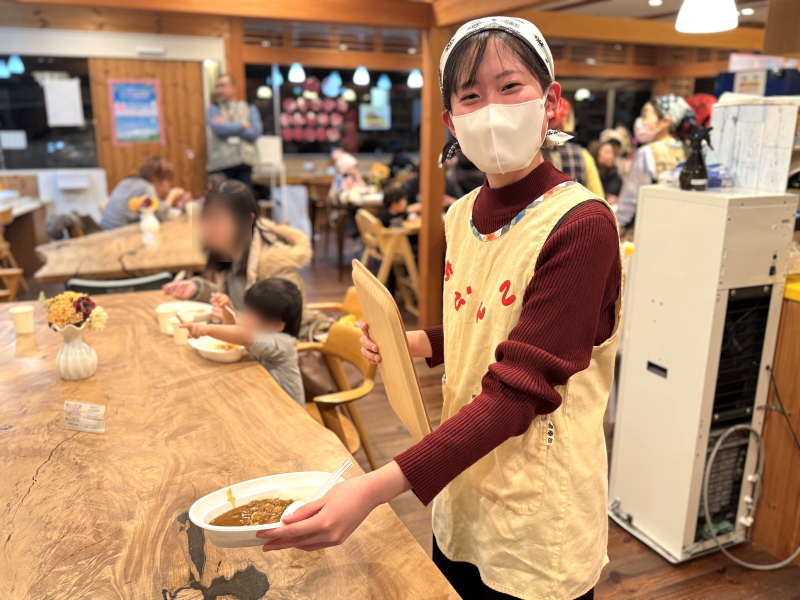 四恩学園「ごちゃまぜ食堂あっとないと」のボランティアの学生さん