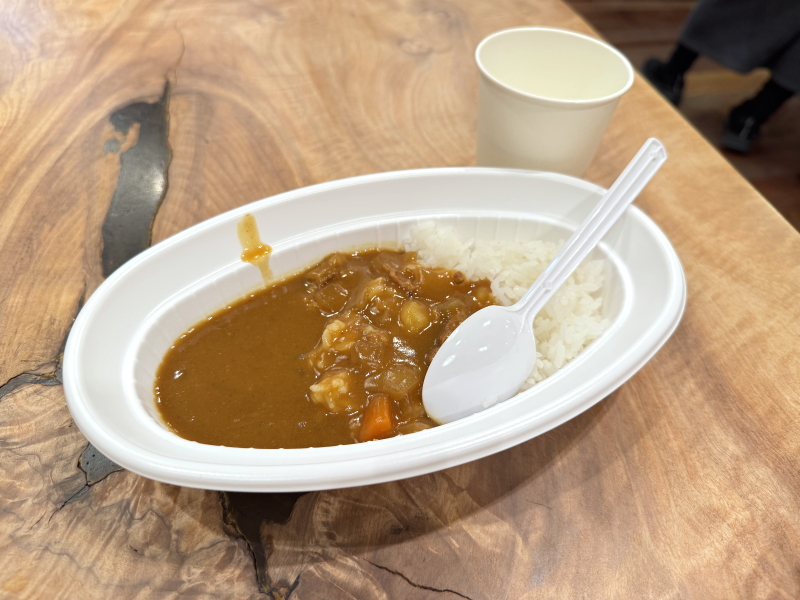 四恩学園「ごちゃまぜ食堂あっとないと」のカレーライス