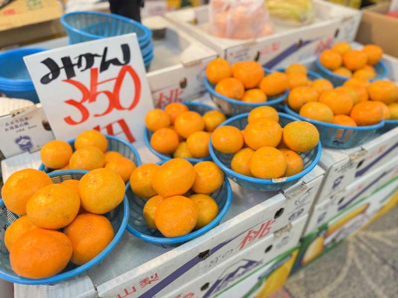 長居商店街　山弘青果の山から直接くる有田みかん