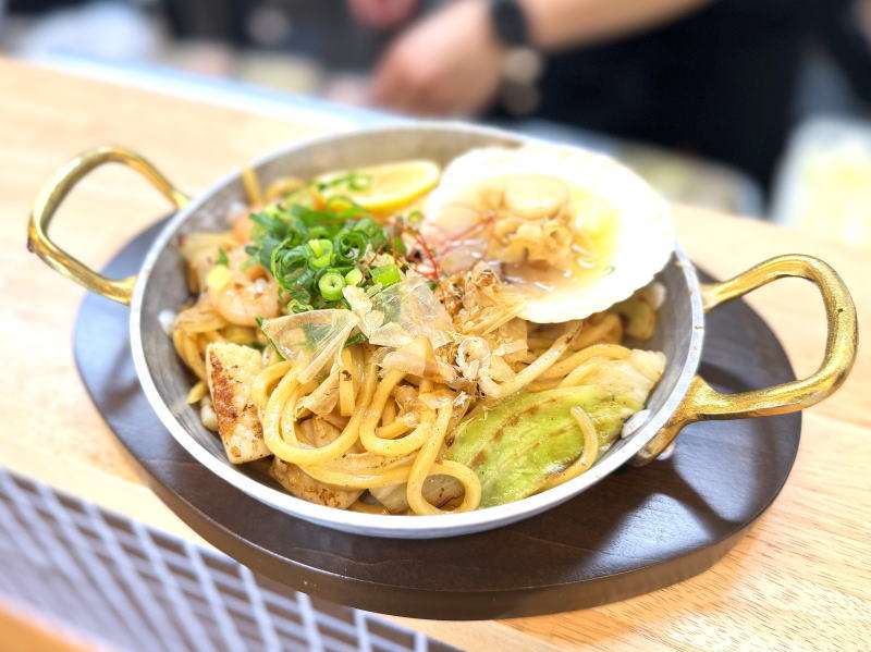 焼きそば専門店「やきそバルSUNDAY」4月15日オープンしてた。「海鮮しお焼きそば」プレオープン限定価格777円