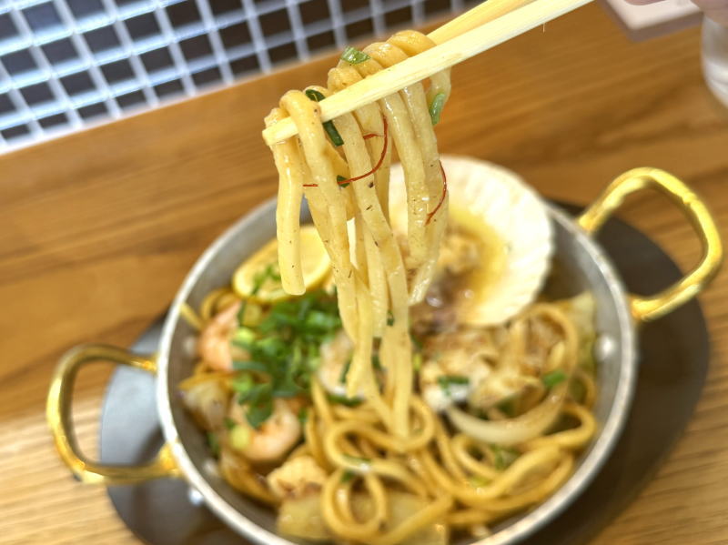 焼きそば専門店「やきそバルSUNDAY」の「海鮮しお焼きそば」の麺