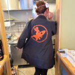 住吉公園汐かけ横町に開店するホルモンミサイルの美人ママの後ろ姿