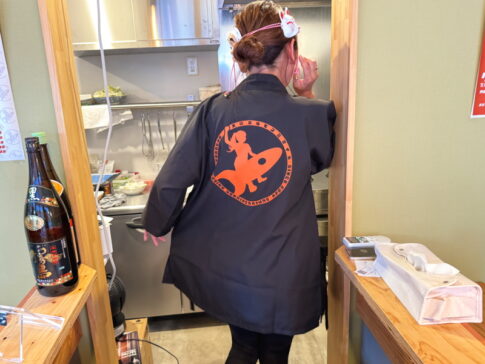 住吉公園汐かけ横町に開店するホルモンミサイルの美人ママの後ろ姿