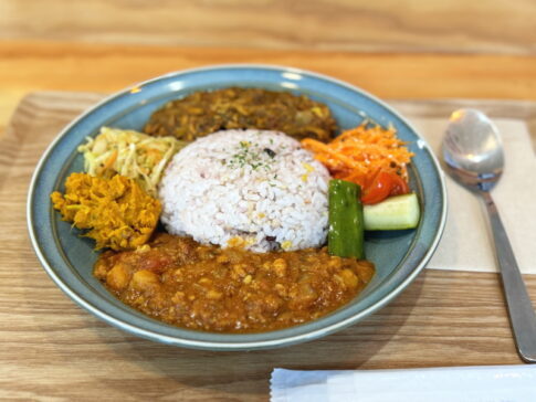 汐かけ横丁「めばえキッチン」2つの味が楽しめる「あいがけカレー」