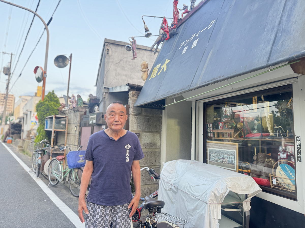 いま寛大氏　お店の前で