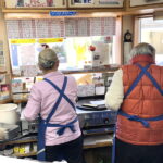 阿倍野王子町　手づくりまんじゅうとクレープの店「千成春屋」のおばちゃんとおっちゃん