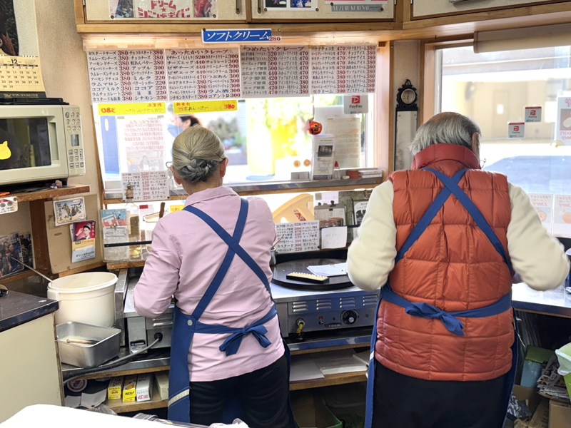 阿倍野王子町　手づくりまんじゅうとクレープの店「千成春屋」のおばちゃんとおっちゃん