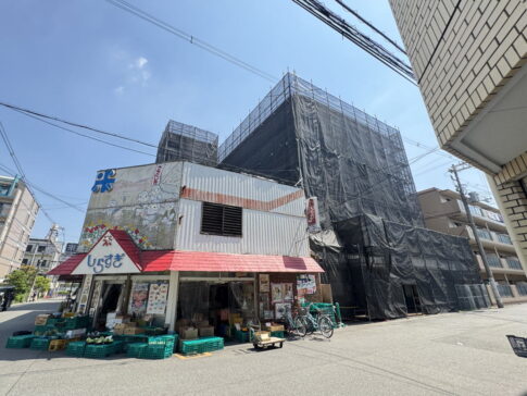 長居西【昔あったアプロ跡地に黒い囲い!?】しらすぎの隣、不二屋の角を曲がったところにちょっとした動き?
