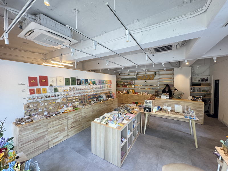 長居公園の前にオープンした雑貨屋さんdot2dotの店内