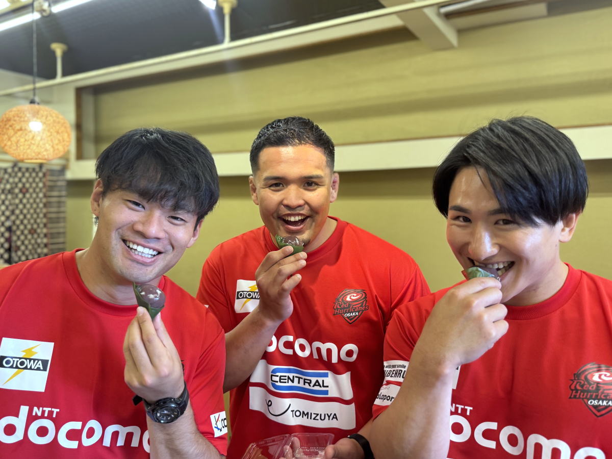 粉浜商店街 藤原富寿堂のくずまんじゅうを食べるレッドハリケーンズ大阪の選手