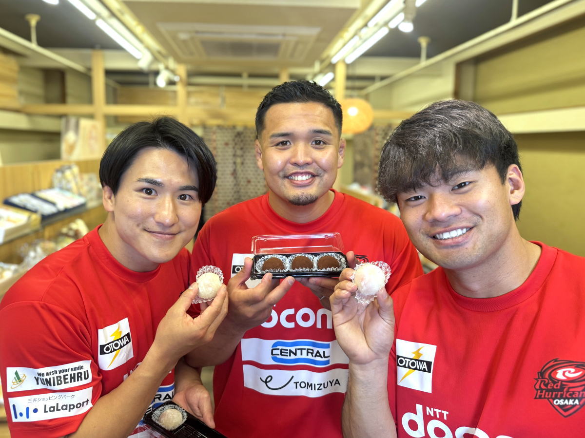 粉浜商店街 藤原富寿堂のいちご大福と生チョコもちを食べるレッドハリケーンズ大阪の選手