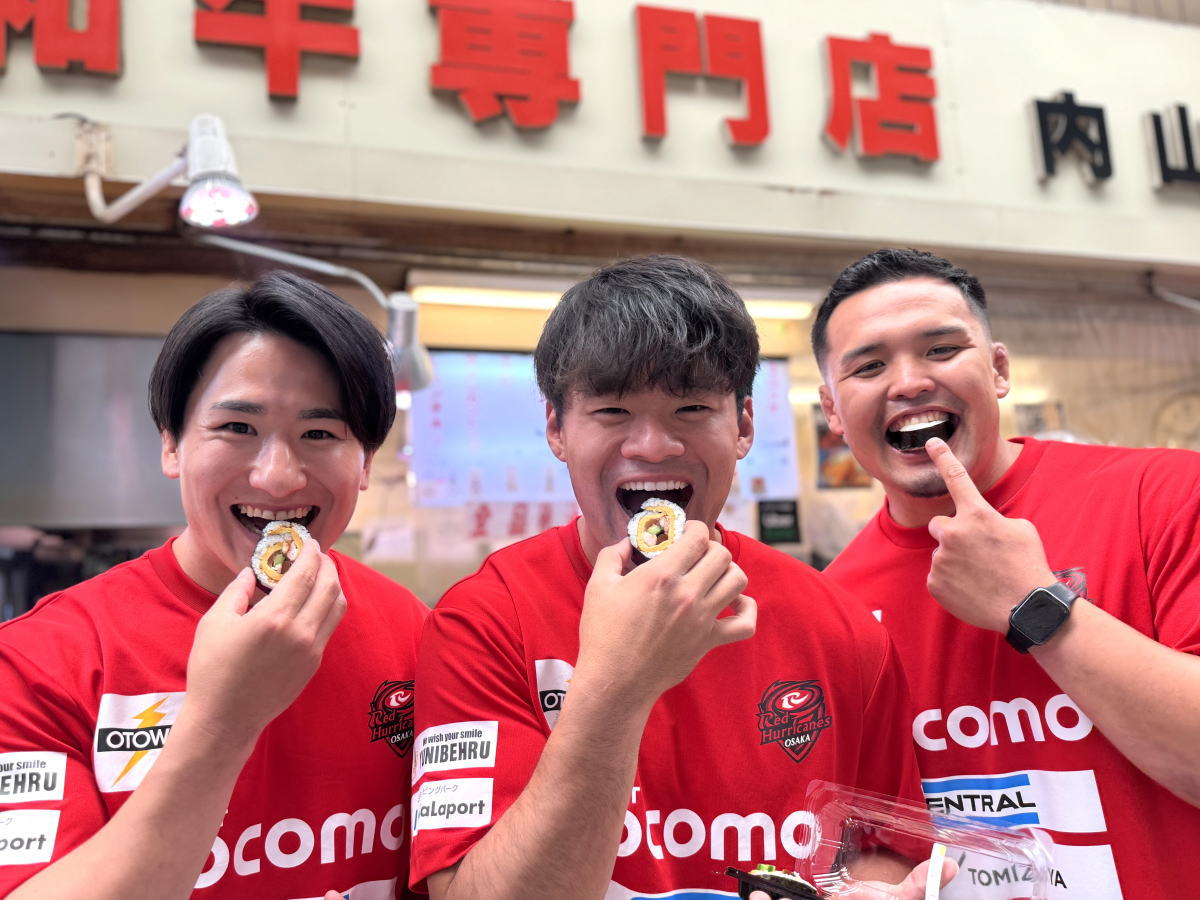 粉浜商店街 内山のうまか寿司を食べるレッドハリケーンズ大阪の選手