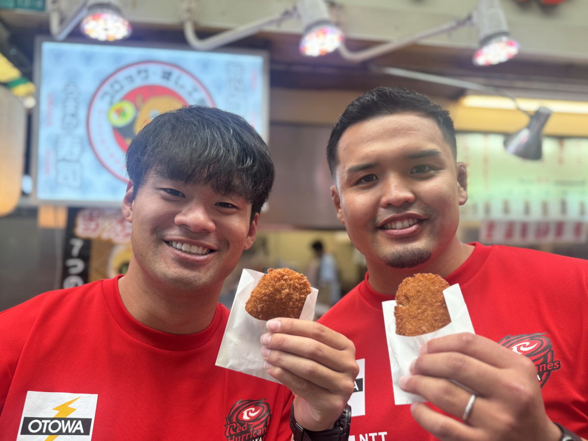 粉浜商店街 内山のコロッケを食べるレッドハリケーンズ大阪の選手