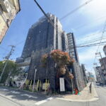 長居パークホテルが黒い要塞みたいになってる。