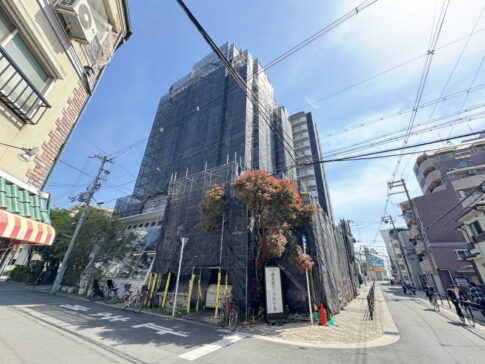 長居パークホテルが黒い要塞みたいになってる。