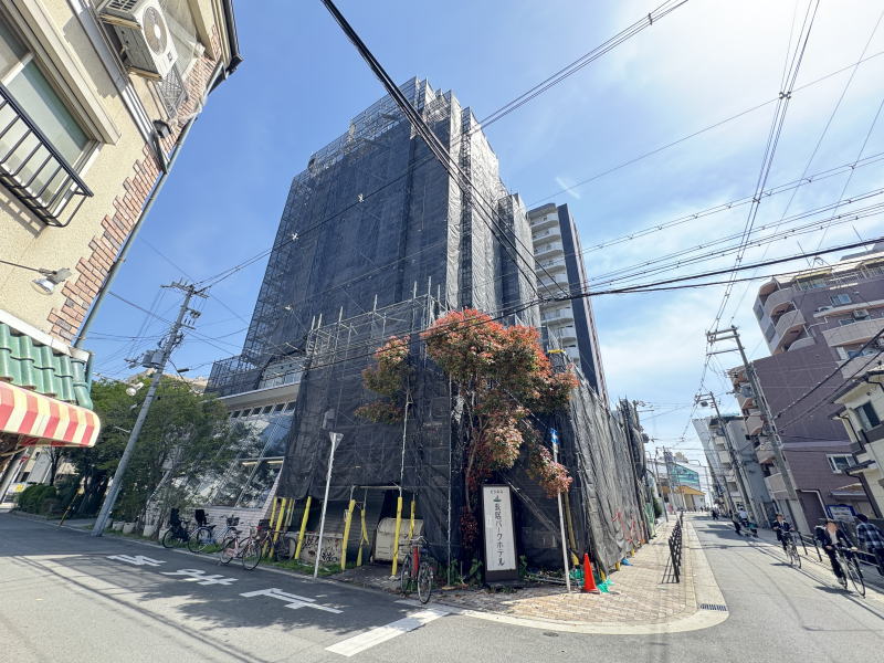 長居パークホテルが黒い要塞みたいになってる。
