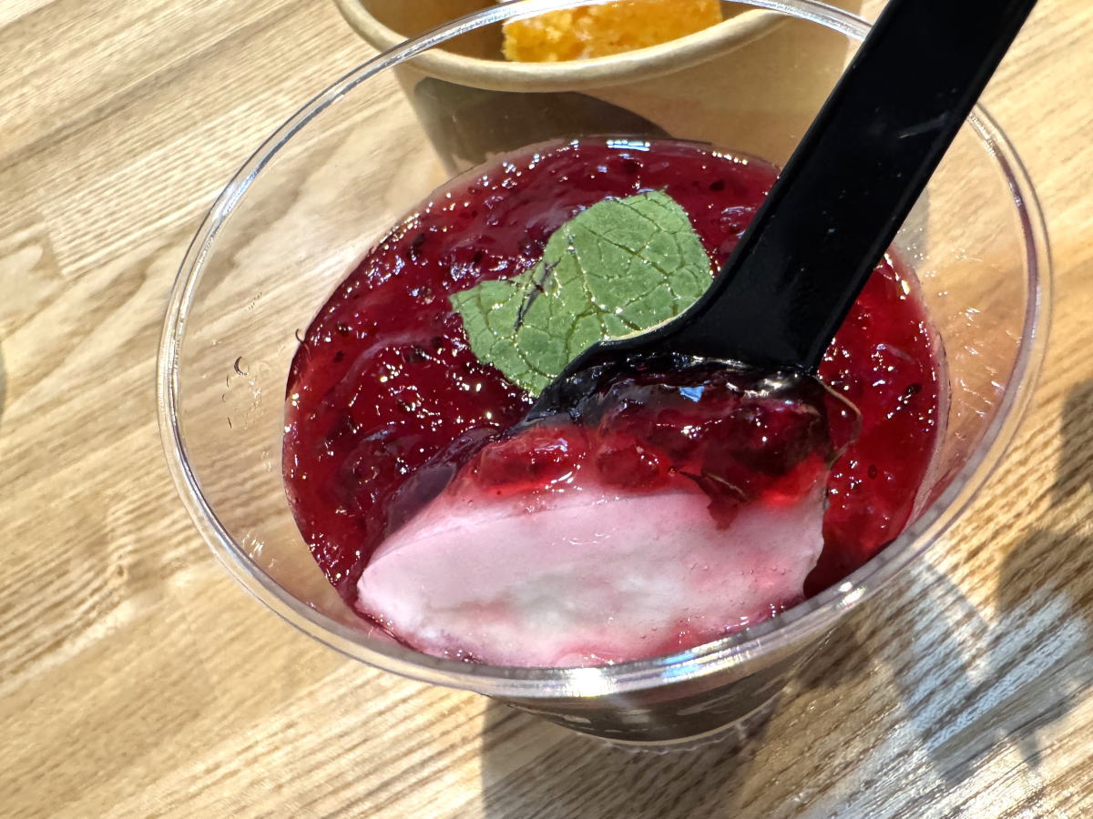 ベリーソースのヨーグルトババロア（住吉区万代nico cafe&deli）