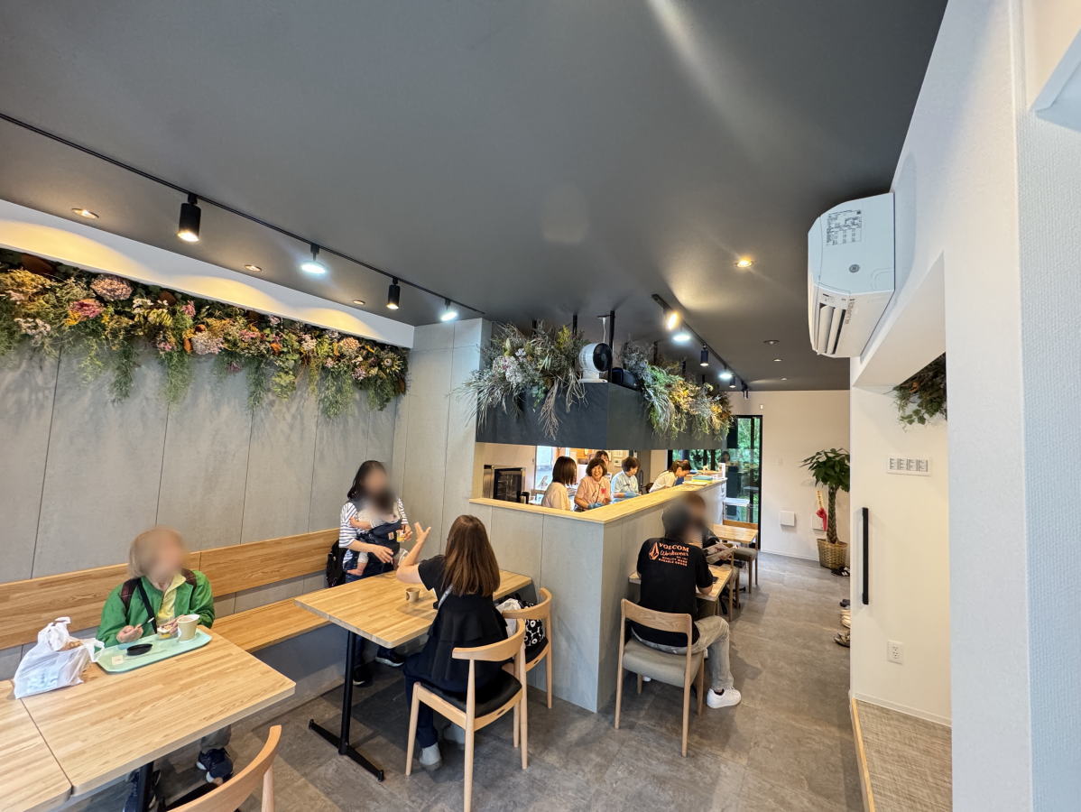 万代幼稚園運営、ニコ カフェ＆デリnico cafe&deliの店内