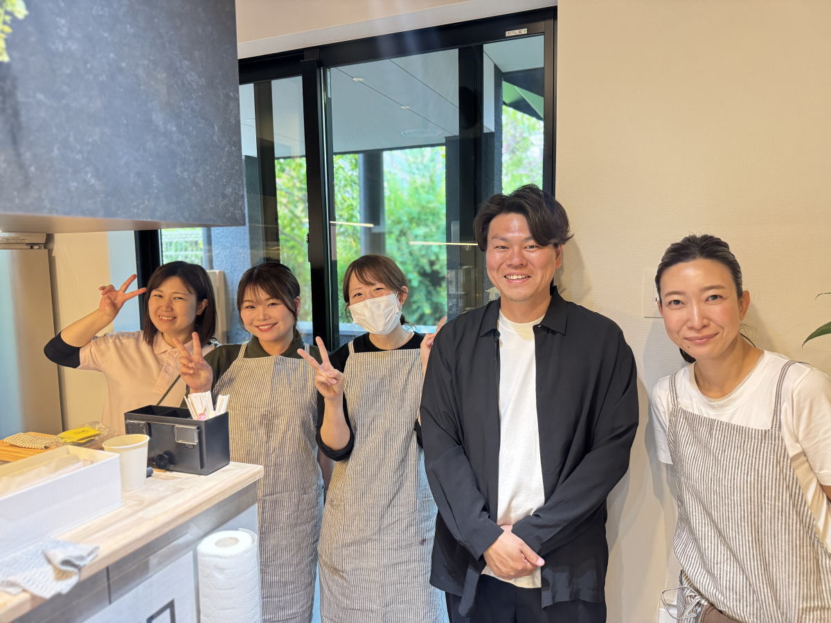 万代幼稚園 園長先生と万代幼稚園運営、ニコ カフェ＆デリnico cafe&deliのスタッフさん